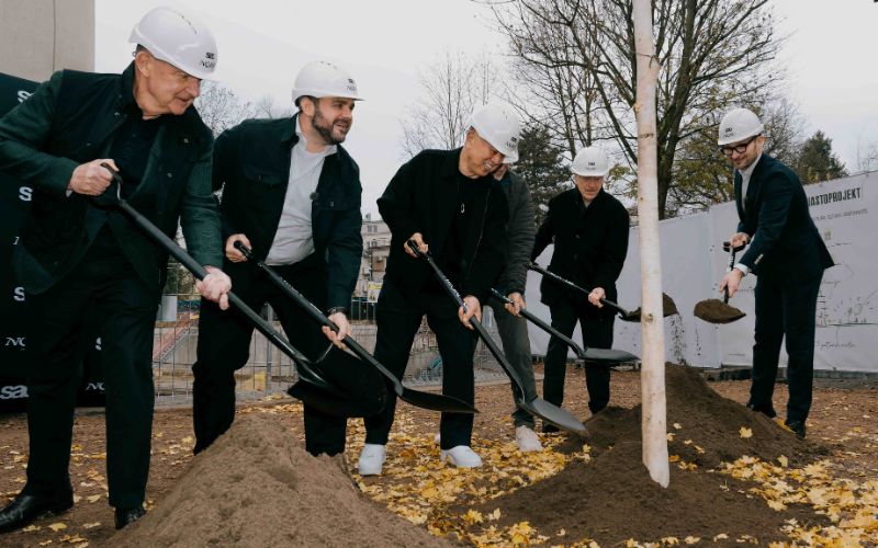 Zdjęcie przedstawia ludzi, którzy sadzą drzewo