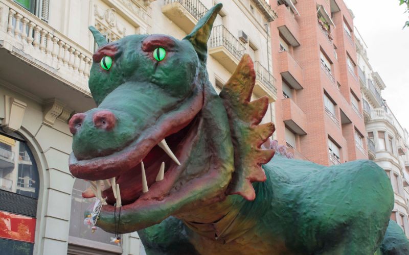 Zdjęcie przedstawia dużego zielonego smoka na ulicy