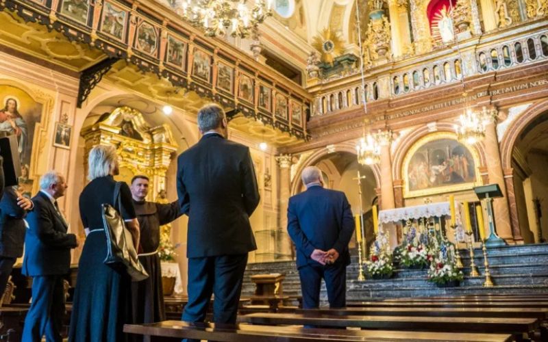 Zdjęcie przedstawia Konserwatorów Zabytków, którzy oglądają kościół wewnątrz