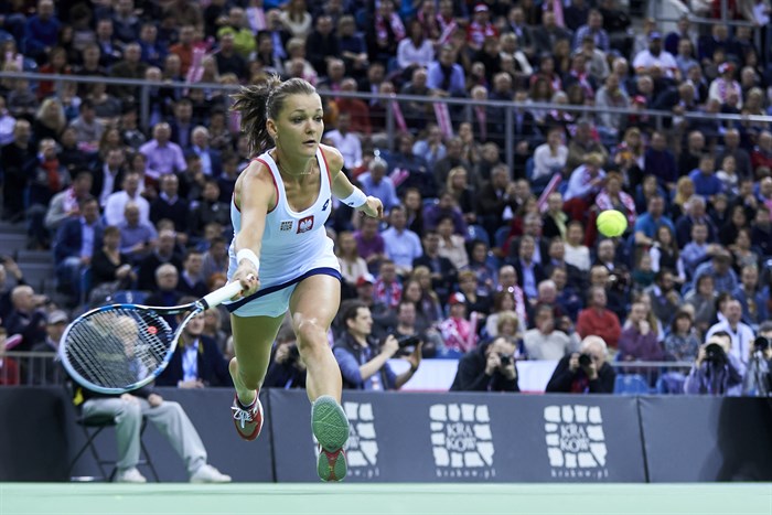 Zdjęcie przedstawia Agnieszkę Radwańską, która gra w tenisa na korcie