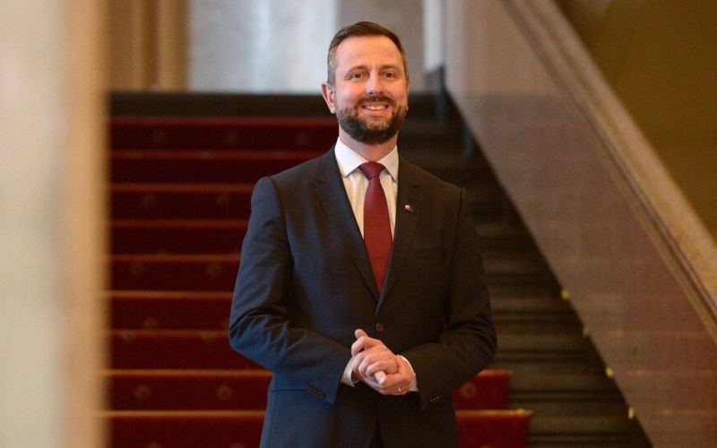 Zdjęcie przedstawia polityka Władysława Kosiniaka Kamysza, który stoi z założonymi rękoma