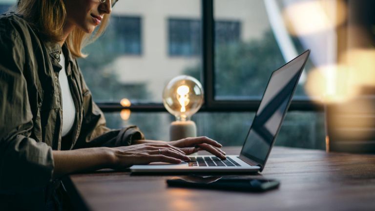 kobieta korzystająca z laptopa