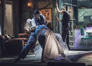 Zdjęcie przedstawia odgrywaną scenę z teatru bagatela w Krakowie
