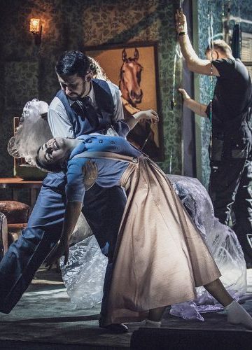Zdjęcie przedstawia odgrywaną scenę z teatru bagatela w Krakowie