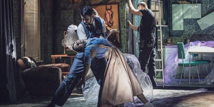 Zdjęcie przedstawia odgrywaną scenę z teatru bagatela w Krakowie