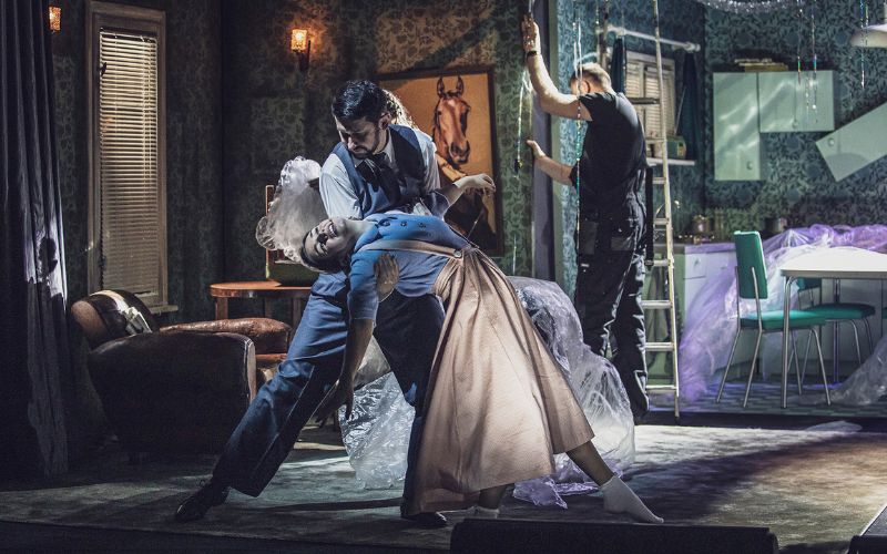 Zdjęcie przedstawia odgrywaną scenę z teatru bagatela w Krakowie