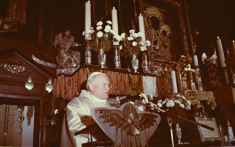 Zdjęcie przedstawia Jana Pawła II w kościele