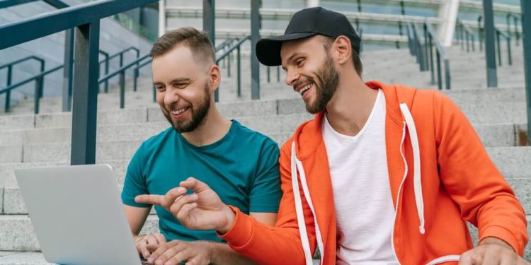 Mężczyźni przy stadionie - Czy bet.pl to bezpieczny przewodnik po legalnych zakładach bukmacherskich?