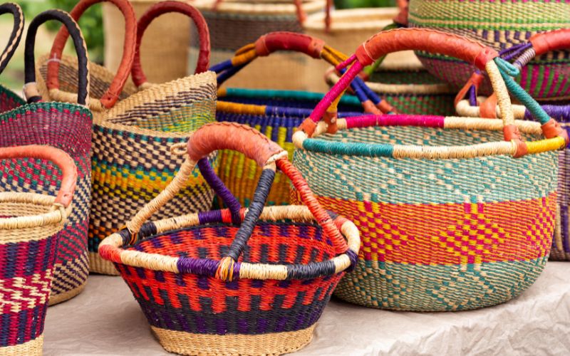 Zdjęcie przedstawia kosze wiklinowe z rękodzieła