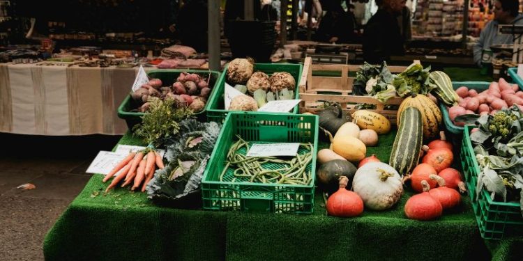 Targowisko przy Chełmońskiego w Krakowie