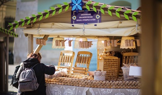 Wiosenne kiermasze na małym rynku w Krakowie