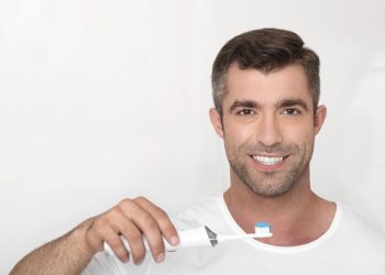 Zdrowy uśmiech po 40-tce, czyli jak dbać o zęby w każdym wieku?