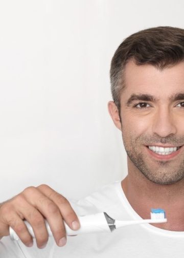 Zdrowy uśmiech po 40-tce, czyli jak dbać o zęby w każdym wieku?