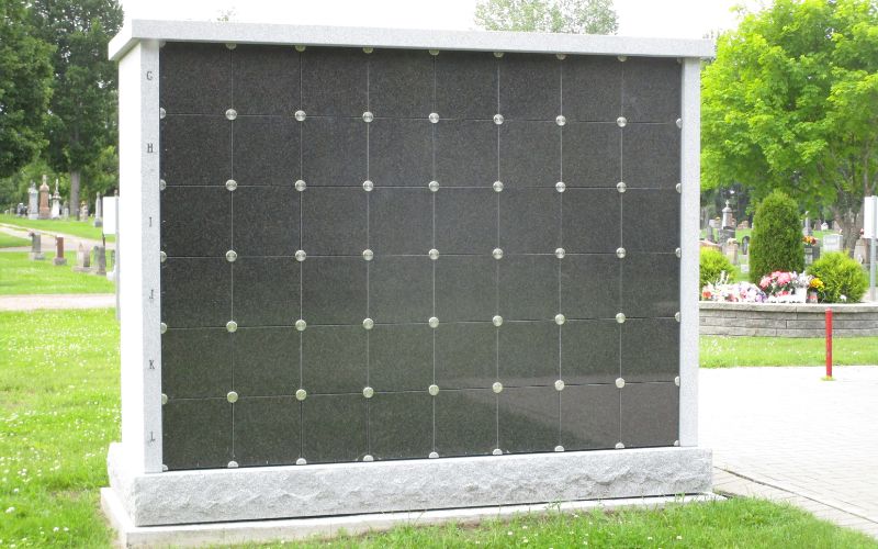 Zdjęcie przedstawia kolumbarium