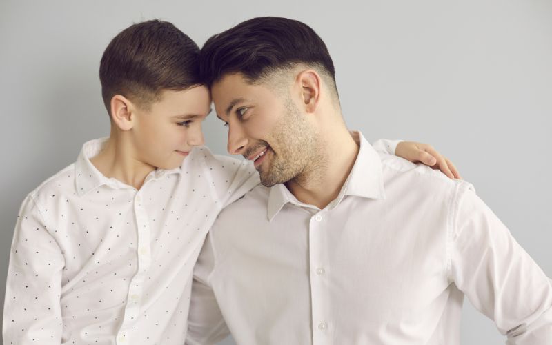 Zdjęcie przedstawia mężczyznę i chłopczyka