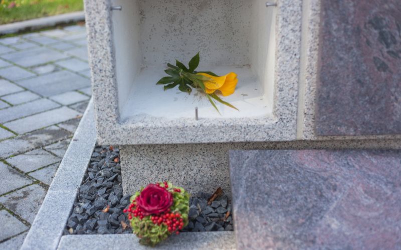 Zdjęcie przedstawia otwartą skrytkę w kolumbarium