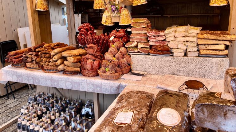 Stoisko z wędlinami na Jarmarku w Krakowie