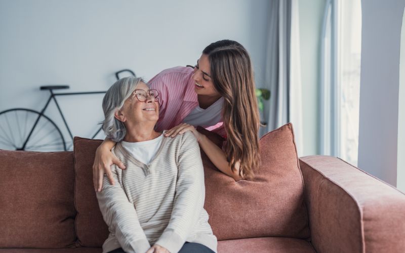 Zdjęcie przedstawia teściową i synową na kanapie