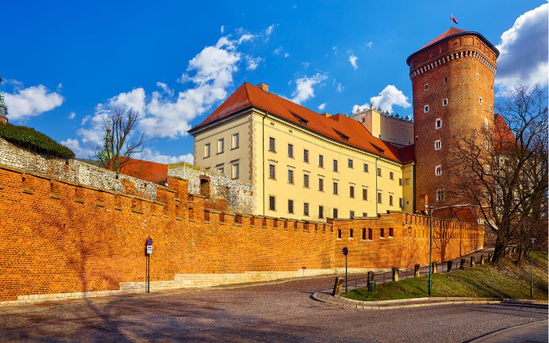 Zdjęcie przedstawia ulicę Podzamcze w Krakowie