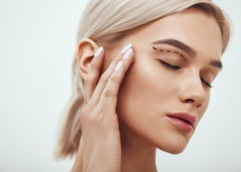 Blefaroplastyka (operacja powiek) – kiedy warto się zdecydować i jakie daje efekty?