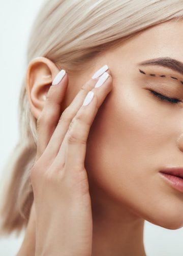 Blefaroplastyka (operacja powiek) – kiedy warto się zdecydować i jakie daje efekty?