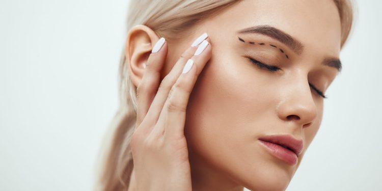 Blefaroplastyka (operacja powiek) – kiedy warto się zdecydować i jakie daje efekty?