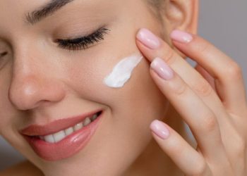 Jak pielęgnować twarz wiosną? Prosty plan, który naprawdę ma sens