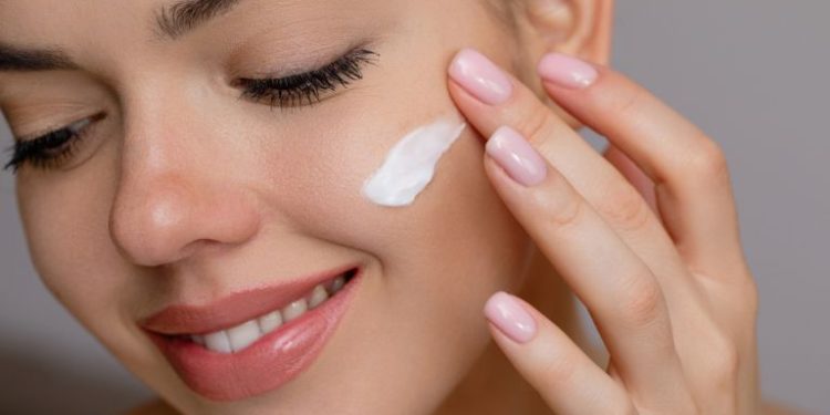 Jak pielęgnować twarz wiosną? Prosty plan, który naprawdę ma sens