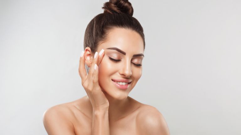 Jak pielęgnować twarz wiosną