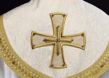 Jak Wybrać Idealny Ornat? Przewodnik dla Duchownych i Parafian