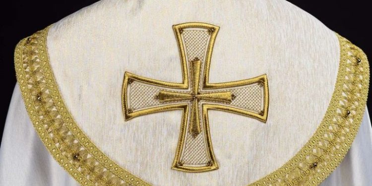 Jak Wybrać Idealny Ornat? Przewodnik dla Duchownych i Parafian