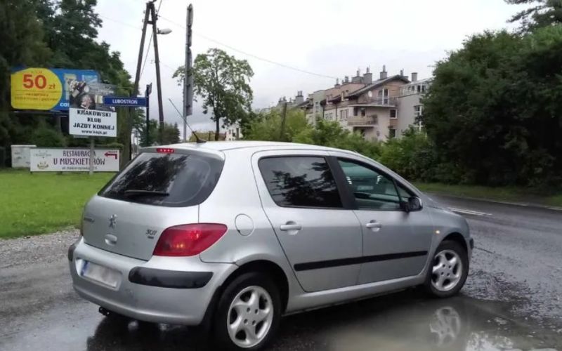 Zdjęcie przedstawia samochód na skrzyżowaniu ulic Kobierzyńska i Lubostroń w Krakowie