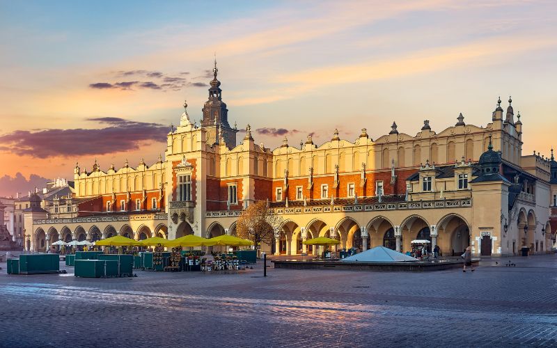Zdjęcie przedstawia rynek w Krakowie