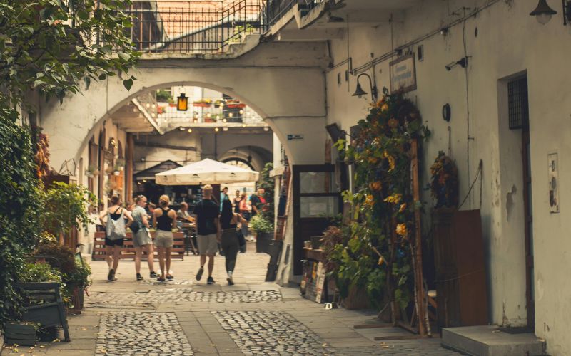 Zdjęcie przedstawia uliczkę z lokalami użytkowymi w Krakowie