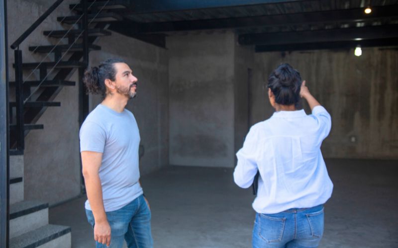 Zdjęcie przedstawia dwie osoby, które znajdują się w lokalu użytkowym