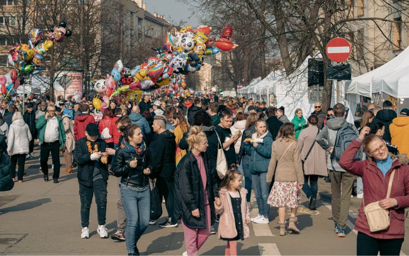 Zdjęcie przedstawia ludzi w Krakowie podczas Emausu
