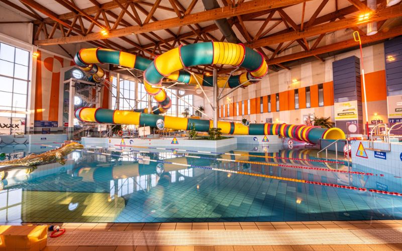 Park Wodny w Krakowie - wnętrze, basen i zjeżdżalnie wodne