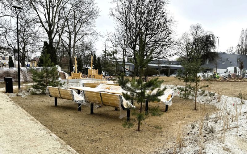 Zdjęcie przedstawia postępy prac geograficznego ogrodu w Krakowie