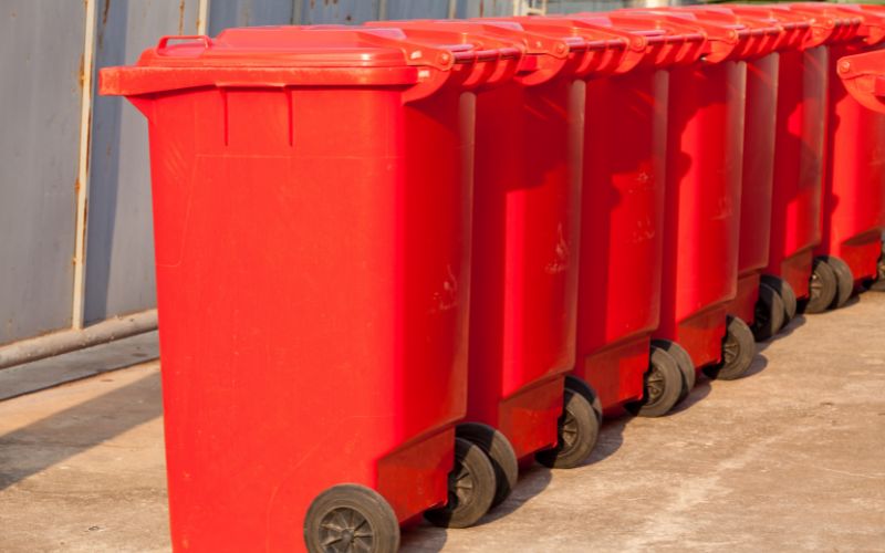 Zdjęcie przedstawia kilka czerwonych pojemników ustawionych obok siebie