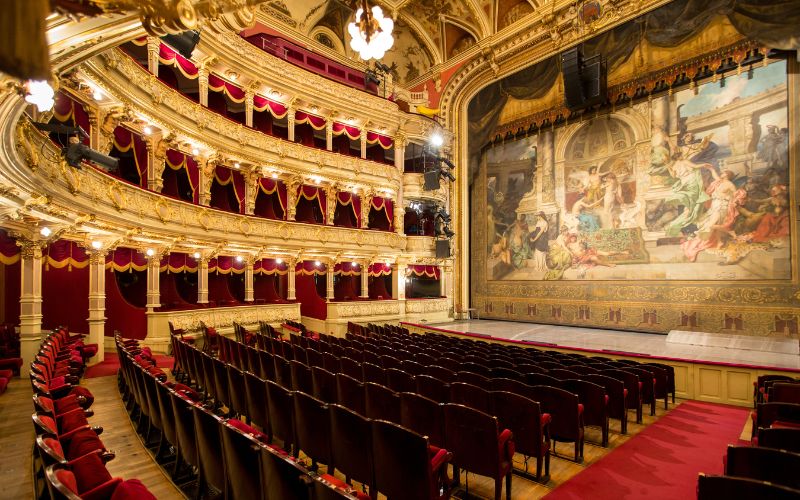 Widownia i kurtyna w Teatrze Słowackiego w Krakowie