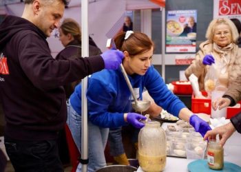 Wielkanocny żurek dla samotnych w Krakowie. 1700 porcji i coś więcej niż pomoc