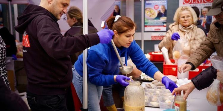 Wielkanocny żurek dla samotnych w Krakowie. 1700 porcji i coś więcej niż pomoc
