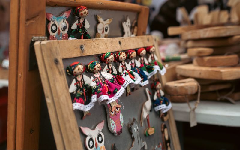 Zdjęcie przedstawia wyroby sprzedawane na odpuście Emaus w Krakowie