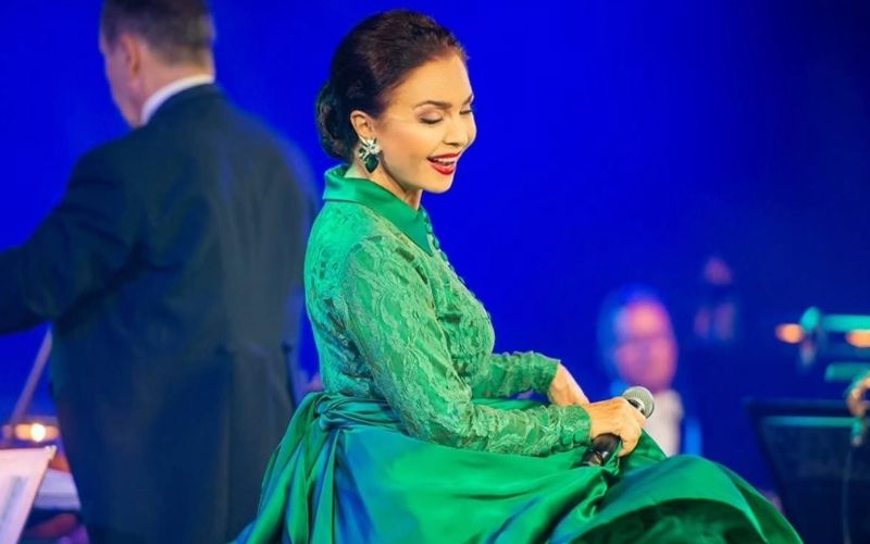 Zdjęcie przedstawia Grażynę Brodzińską na scenie