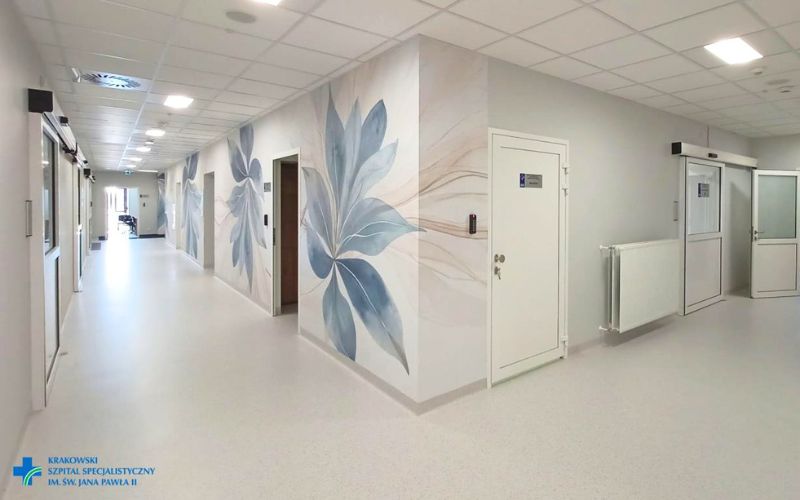 Zdjęcie przedstawia wyremontowany korytarz na oddziale transplantologii w szpitale w Krakowie