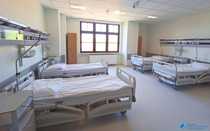 Zdjęcie przedstawia pokój na oddziale transplantologii w szpitalu w Krakowie