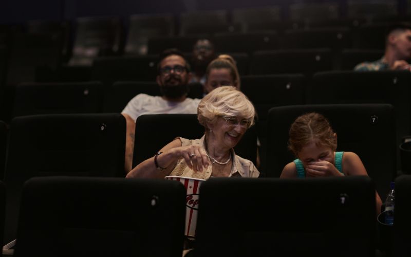 Zdjęcie przedstawia mamę w teatrze