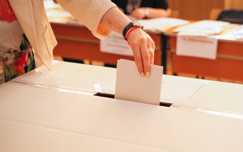 Zdjęcie przedstawia referendum - oddawanie głosu do urny