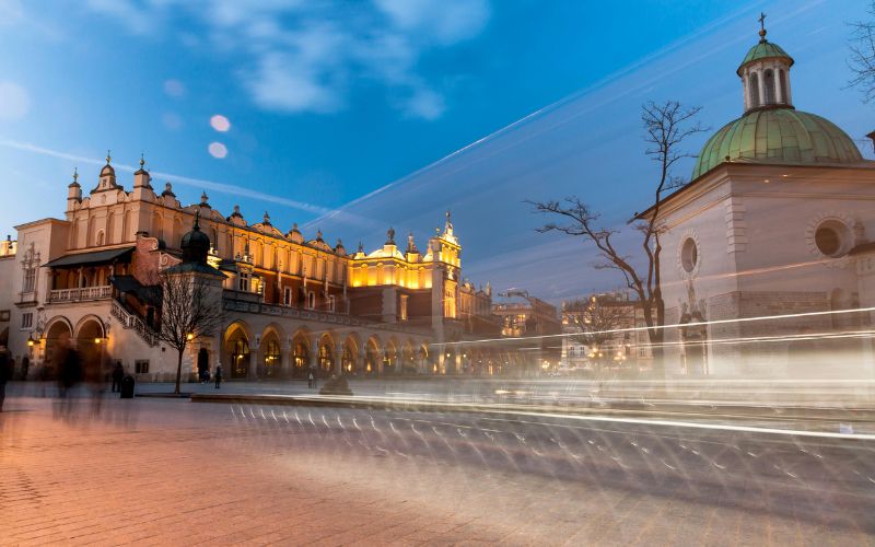 Zdjęcie przedstawia rynek krakowski nocą