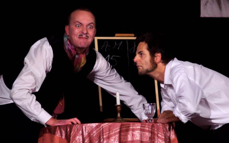 Zdjęcie przedstawia spektakl grany przez 2 mężczyzn w Teatrze Praska 52 w Krakowie